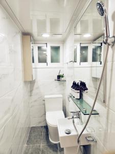 Cloud في سول: حمام أبيض مع مرحاض ومغسلة