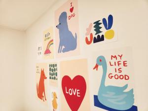 Cloud في سول: غرفة بجدار عليها ملصقات