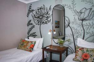 En eller flere senge i et værelse på Olive tree private rooms in Stellenbosch- No Load Shedding