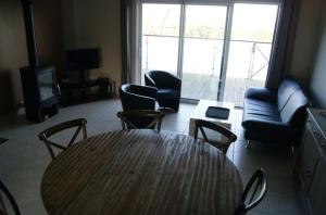 een woonkamer met een tafel, stoelen en een bank bij Villa Residence Kersaliou in Roscoff