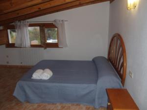 a bedroom with a blue bed with two pillows on it at Apartamento2 San Cristobal cerca de Cuenca in Colliguilla