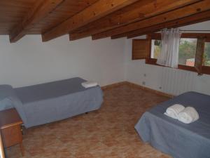 a bedroom with two beds in a room with wooden ceilings at Apartamento2 San Cristobal cerca de Cuenca in Colliguilla +1 photo