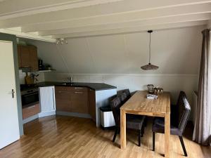 Kuchyň nebo kuchyňský kout v ubytování Heggenmus I Huisje met Haard in de Tuin