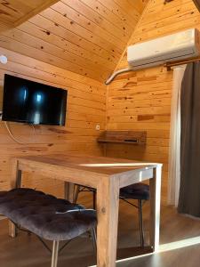KumlucaにあるAdrasan Twin Apartsの木造の部屋(テーブル、壁掛けテレビ付)