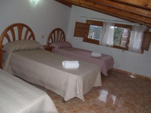a bedroom with two beds and a window at Apartamento2 San Cristobal cerca de Cuenca in Colliguilla