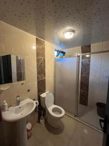 KumlucaにあるAdrasan Twin Apartsのトイレ、シャワー、洗面台を備えたバスルーム +10枚の写真