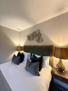 ein Schlafzimmer mit einem Bett mit Kissen und einer Lampe in der Unterkunft Hebden Townhouse in Hebden Bridge + 1 Foto