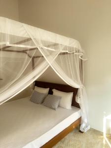 ゴールにあるSheha Villa - Villa In Galle For Long Term Rentalの天蓋付きベッド(枕2つ付) +4枚の写真