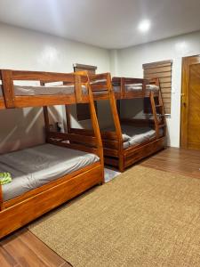 圣胡安The-Lair Elyu的有两张双层床和一张地毯的房间