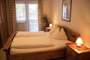 a bedroom with two beds and a window at Pizzeria Prosser - Appartements in Dienten am Hochkönig +4 photos
