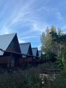 KumlucaにあるAdrasan Twin Apartsの黒屋根の家並み