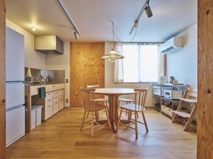 eine Küche und ein Esszimmer mit Tisch und Stühlen in der Unterkunft TABiE in Izumo