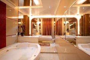 Ένα μπάνιο στο Golden Motel