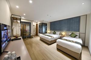 Giường trong phòng chung tại Dong Xuan Boutique Hotel +33 ảnh