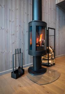 chimenea en una habitación con suelo de madera en Hoven Lodge, 