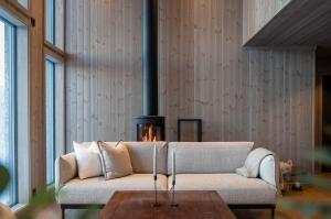 Una sala de estar con un sofá y una chimenea. en Hoven Lodge, 