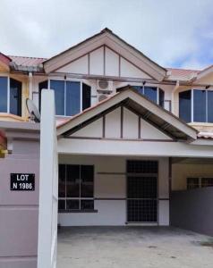 Το κτήριο όπου στεγάζεται  η παραθεριστική κατοικία