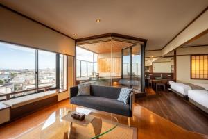 una sala de estar con un sofá y una mesa en Takinoyu Hotel, en Tendō 65 fotos más
