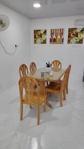 Χώρος καθιστικού στο Indah Jaya Terrace 4 Bedrooms 7 pax +6 φωτογραφίες