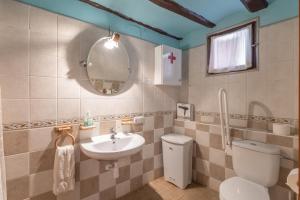 Ένα μπάνιο στο Casa Rural Abuelo Luis +23 φωτογραφίες