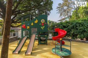 デヘラードゥーンにあるStayVista at Everdale with Heated Pool, Pet friendly, Bathtubの滑り台付き公園内の遊び場