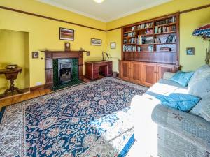 un salon avec un canapé et une cheminée dans l'établissement Kirkdale, à Kirkton