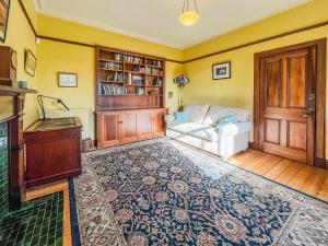 un salon avec un canapé et une étagère dans l'établissement Kirkdale, à Kirkton