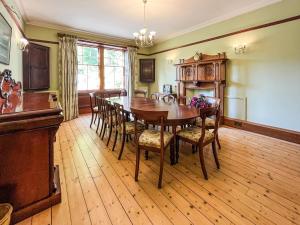 une salle à manger avec une table et des chaises en bois dans l'établissement Kirkdale, à Kirkton 20 autres photos