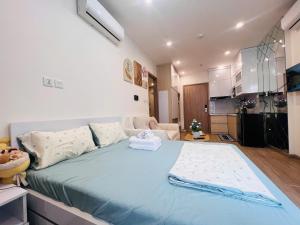 Un dormitorio con una cama grande en una habitación. en Lily'house - Apartment Vinsmart City Tây Mỗ, en Kon Rung (1)