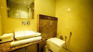 A bathroom at Love Kush Hotel