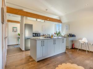 Η κουζίνα ή μικρή κουζίνα στο Orchard Barn