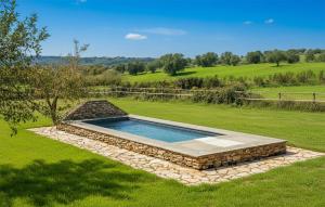 una piscina en medio de un campo de hierba en Awesome Home In Ischia Di Castro, en Ischia di Castro 27 fotos más