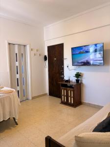 Μια τηλεόραση ή/και κέντρο ψυχαγωγίας στο Departamento 2 ambientes PLAZA COLÓN +1 φωτογραφίες