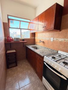 Η κουζίνα ή μικρή κουζίνα στο Departamento 2 ambientes PLAZA COLÓN
