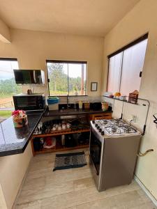 Η κουζίνα ή μικρή κουζίνα στο Mirante - Chalé Pura vida +13 φωτογραφίες