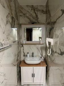 Vila Nezábudka 206, Tatranská Štrba في تاترانسكا ستربا: حمام أبيض مع حوض ومرآة