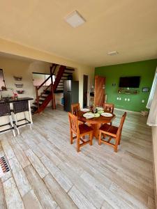 Η κουζίνα ή μικρή κουζίνα στο Mirante - Chalé Pura vida