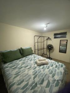 Un dormitorio con una cama con una toalla encima. en Ao lado do Hospital Calixto excelente localização, en Itabuna