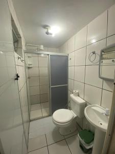 Un baño con ducha, inodoro y lavabo. en Ao lado do Hospital Calixto excelente localização, en Itabuna 8 fotos más