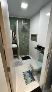 un baño con inodoro y lavabo en Casas de Temporada Rua da Aurora em Praia do Forte Bahia, en Mata de Sao Joao