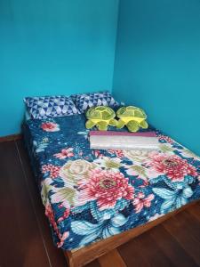 Una cama con dos libros encima. en Casas de Temporada Rua da Aurora em Praia do Forte Bahia, en Mata de Sao Joao