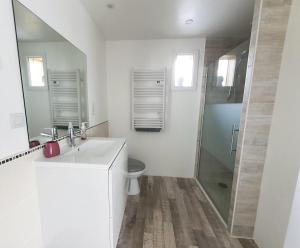 Un baño de Gîte de l'Aiguille 8 fotos más