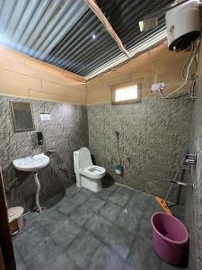 Ένα μπάνιο στο Oreos cafe and stay shangarh