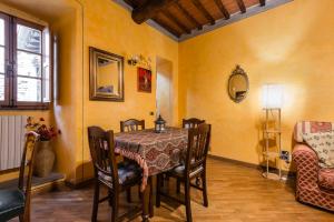 a dining room with a table and chairs at Appartamento Ernesto in Pistoia
