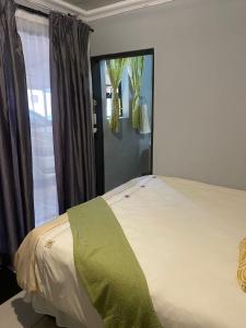Thekiso Guest House في سنتوريون: غرفة نوم بها سرير ونافذة