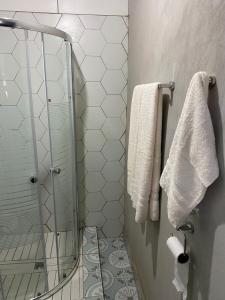 Thekiso Guest House في سنتوريون: حمام مع دش ومرآة ومناشف