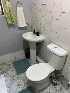 Thekiso Guest House في سنتوريون: حمام مع مرحاض أبيض ومغسلة