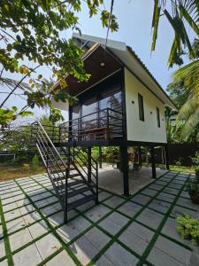 Bygningen som feriehuset ligger i + 5 billeder