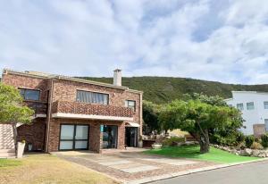 Southern Blue Agulhas في أقولاس: منزل من الطوب مع تلة في الخلفية