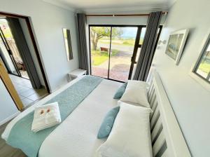 Southern Blue Agulhas في أقولاس: سرير كبير في غرفة مع نافذة كبيرة